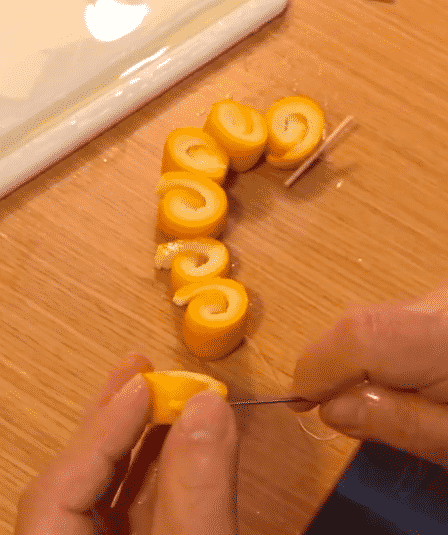 Såhär trär du apelsinskalen på tråd i steg 5 av receptet nedan!