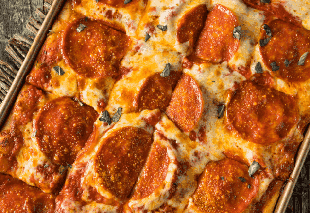 Amerikansk pizza. En amerikansk pizza är oftast tillagad med en tjockare pizzabotten, pepperoni, och en lite hetare tomatsås. Receptet går vi igenom i artikeln!
