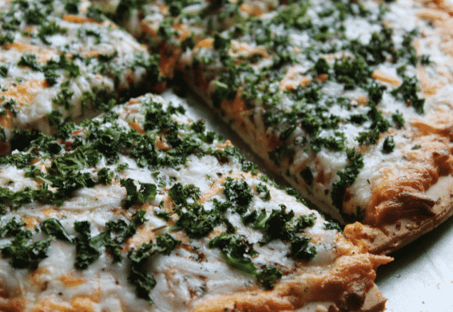 grönkålspizza på surdeg