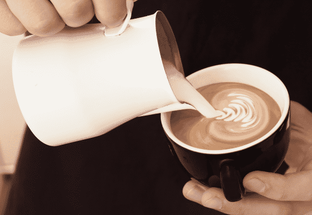 Det behöver inte vara svårt att göra kaffe med skummad mjölk, men om du vill kan du testa att göra fina mönster i kaffet med mjölken!
