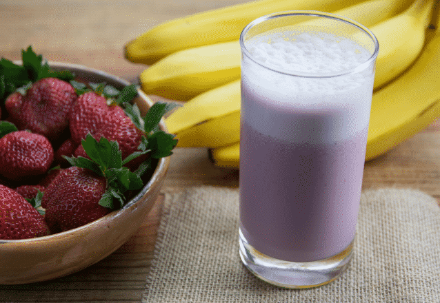 Vegansk smoothie med jordgubb och banan