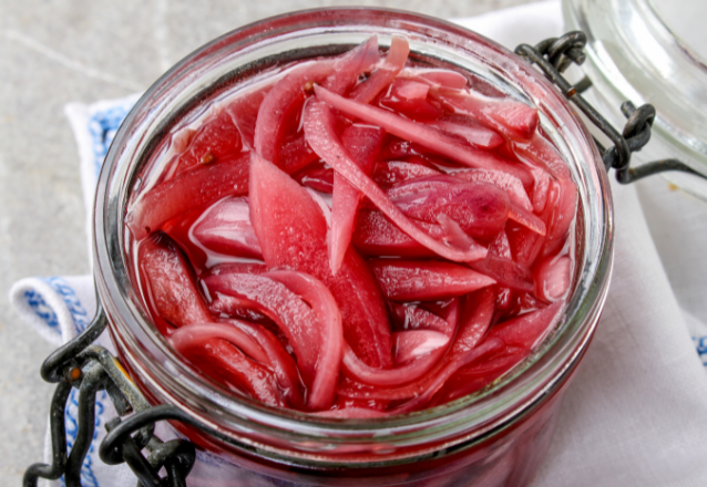 Picklad rödlök med äppelcidervinäger