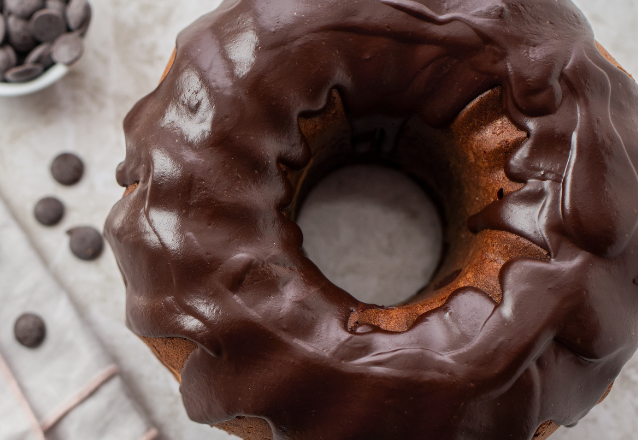 Sockerkaka med chokladsås